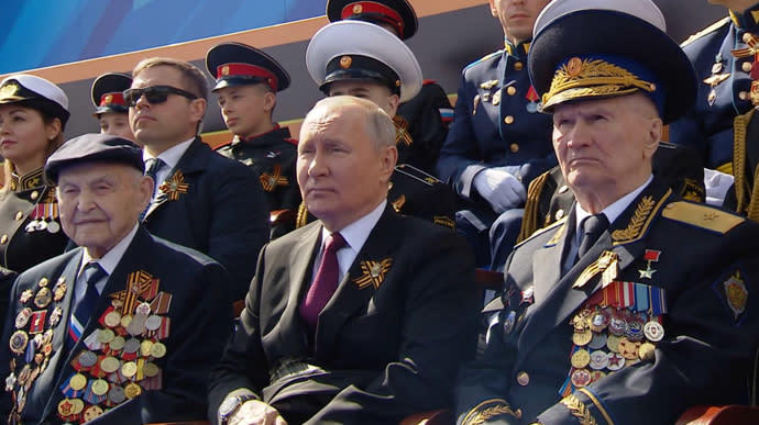 No desfile do Dia da Vitória em Moscou, em 9 de maio, ex-oficiais do NKVD (Comissariado do Povo para Assuntos Internos, o ministério do interior da União Soviética - ed.) e da KGB que não lutaram durante a Segunda Guerra Mundial estavam sentados ao lado do ditador russo Vladimir Putin